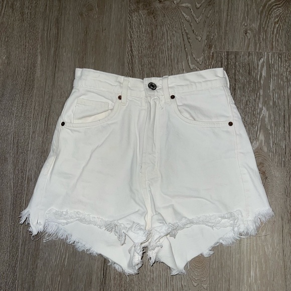 ZARA HIGH WAISTED WHITE JEAN SHORTS - Picture 3 of 3